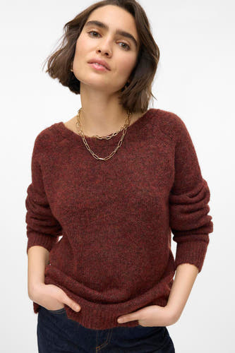 Pull marron avec col rond de VERO MODA, avec une texture grossière et une chaîne d'or comme accessoire.