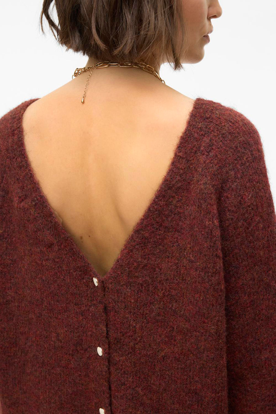 Pull marron avec col rond de VERO MODA, avec détail de boutons sur le dos et chaîne d'or.