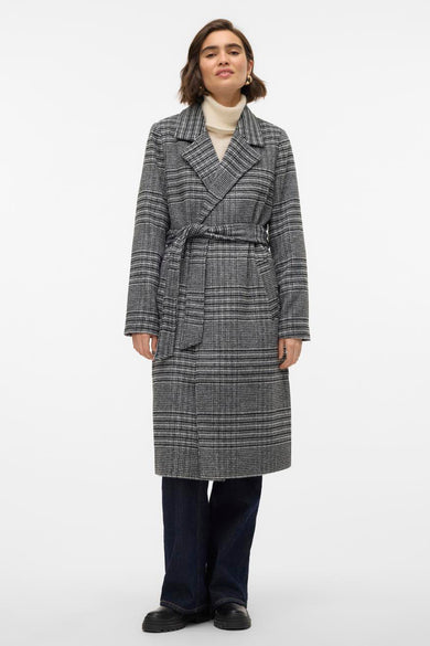 Manteau gris long de VERO MODA® avec motif à carreaux et ceinture à glands, vu de derrière.