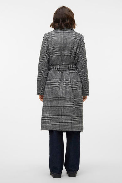 Grijs lange jas van VERO MODA® met ruitpatroon en strikceintuur, gezien van achteren.
