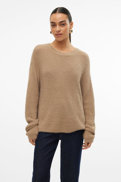 Gilet beige avec col rond de VERO MODA, vue arrière, porté avec des jeans foncés et des boucles d'oreilles dorées.