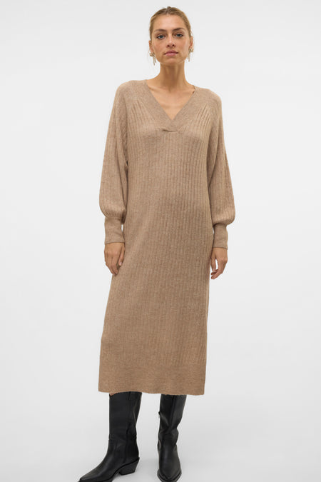 Robe d'argent à longues manches de VERO MODA, avec une texture côtelée et associée à des bottes noires.