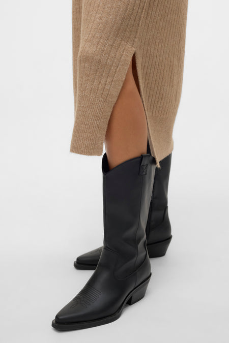 Robe en argent avec longues manches de VERO MODA, avec une texture tricotée et une fente sur le côté.