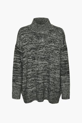 Grijze gebreide coltrui.

