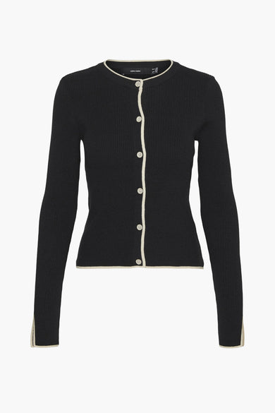 Gilet noir de VERO MODA, avec un motif à carreaux écossais tricoté et des escarpins noirs.
