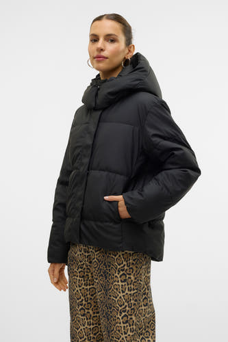 Manteau court noir de VERO MODA, avec capuche et pantalon imprimé de léopard.