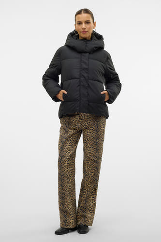 Zwarte korte jas van VERO MODA®, met capuchon en luipaard geprinte broek.
