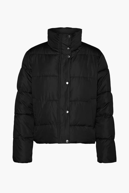 Manteau court noir de Vero Moda, avec un col haut et une fermeture à boutons devant.
