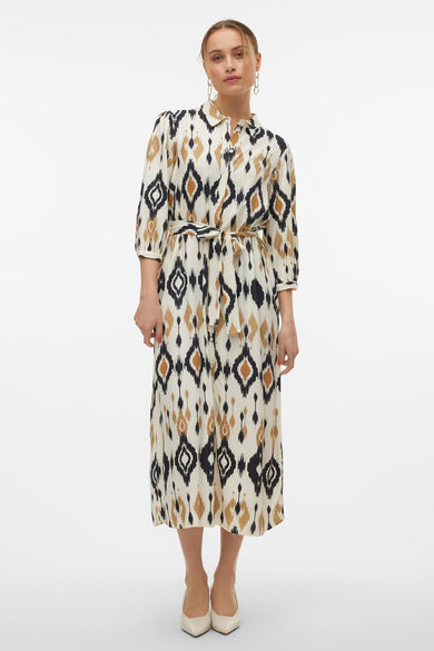 Jupe multicolore à manches courtes de VERO MODA, avec un imprimé ikat et une ceinture.