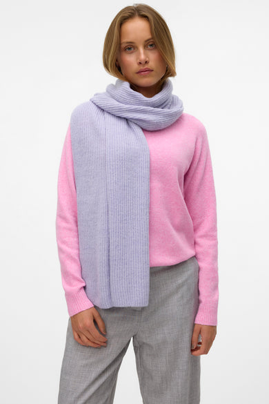 Écharpe d'hiver tricotée violet clair de VERO MODA®, avec structure côtelée, portée sur un pull rose et un pantalon gris, vue de face