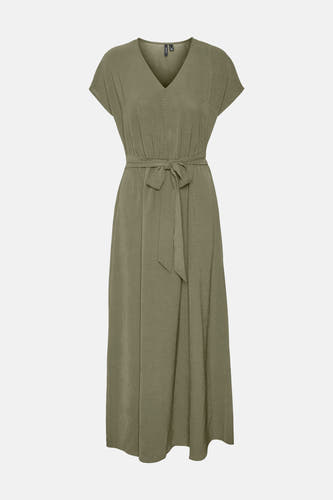 Robe verte à manches courtes de Vero Moda, avec un col en V et une ceinture à la taille.