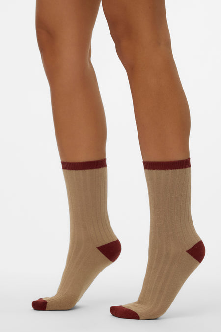 Chaussettes beige de VERO MODA, avec des côtes et des détails marrons à l'ortee, au talon et au-dessus.