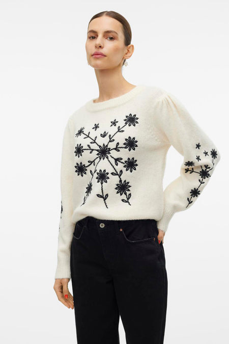 T-shirt écru avec col rond de VERO MODA, avec des motifs floraux brodés sur les manches.