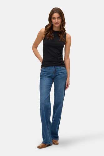 Zwart T-shirt met korte mouwen van VERO MODA®, gedragen met wijde jeans en bruine schoenen.