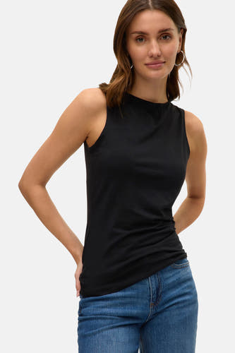 T-shirt noir à manches courtes de VERO MODA, porté avec un jean et des boucles d'oreilles en argent.