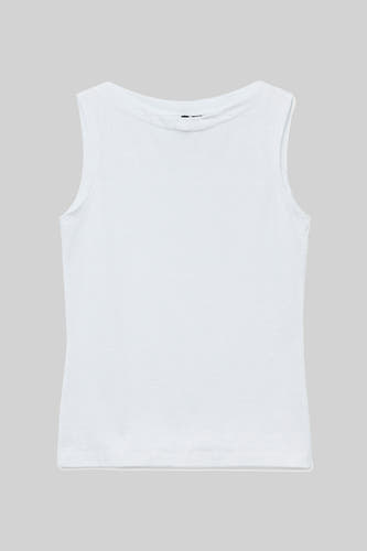 T-shirt blanc à manches courtes de VERO MODA, porté avec des jeans bleus et une main dans la poche.