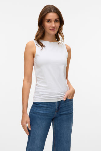 Wit T-shirt met korte mouwen van VERO MODA®, gedragen met blauwe jeans en één hand in de zak.