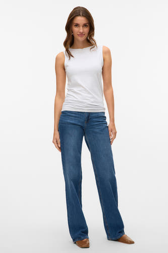 T-shirt blanc à manches courtes de VERO MODA®, porté avec un pantalon de travail bleu et des chaussures marron.
