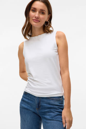 T-shirt blanc à manches courtes de VERO MODA®, porté avec des jeans et des boucles d'oreilles en argent.