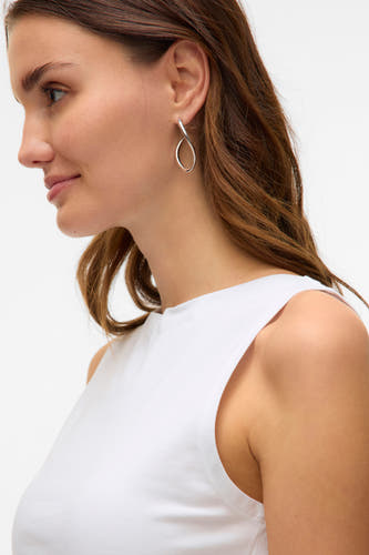 T-shirt blanc à manches courtes de VERO MODA, porté par une femme en vue de dos avec des boucles d'oreilles argentées.