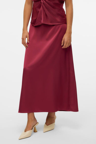 Robe rouge de VERO MODA, vue de derrière, avec une texture lisse et soyeuse et une subtile fente.