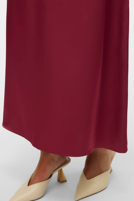 Robe rouge de VERO MODA, avec une matière fluide et associée à des mocassins beige.