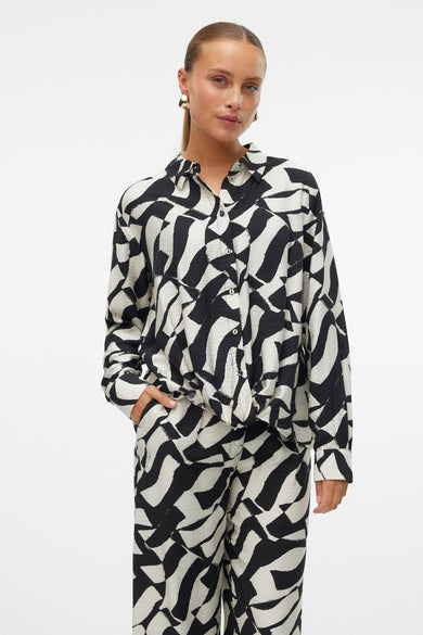 Chemise multicolore à manches longues de VERO MODA®, avec un motif abstrait noir et blanc sur le dos.