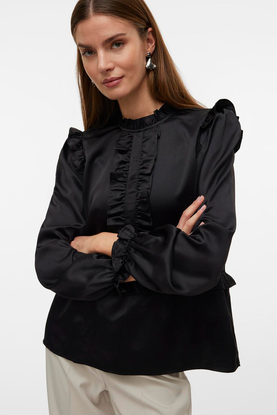 Blouse noire à manches longues de VERO MODA, terminée par des volants pour un aspect élégant.