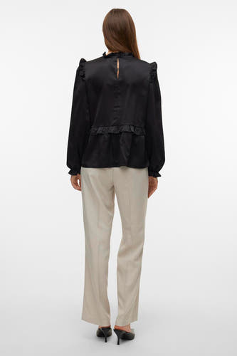 Blouse noire à manches longues de Vero Moda, avec des fronces sur les épaules et une coupe décontractée.