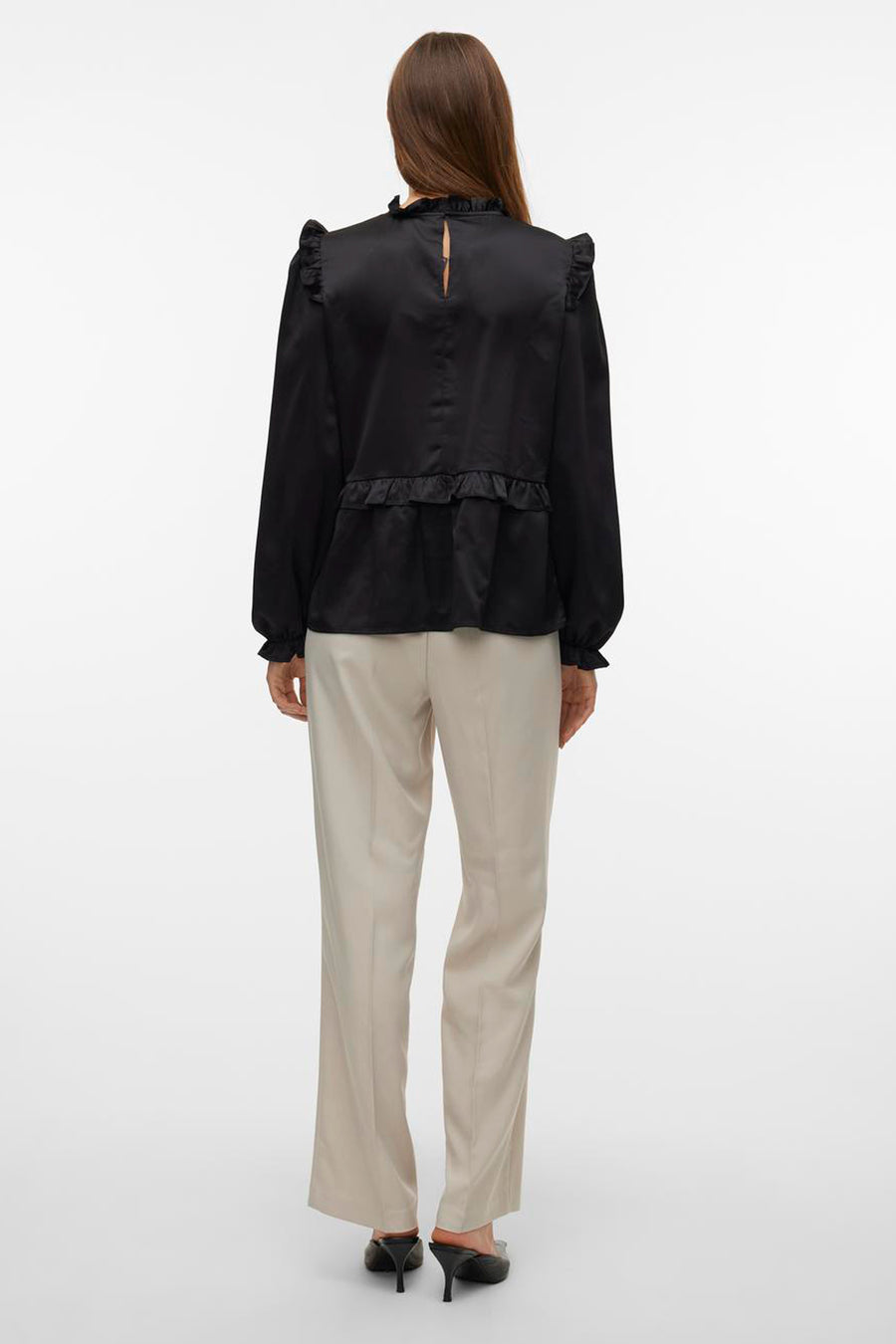 Blouse noire à manches longues de Vero Moda, avec des fronces sur les épaules et une coupe décontractée.