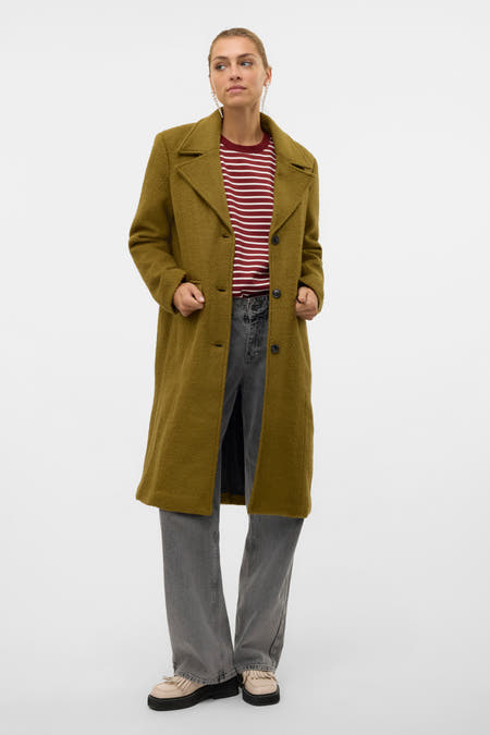 Manteau long vert de VERO MODA, en tissu texturé et avec une coupe droite sur une vue arrière.