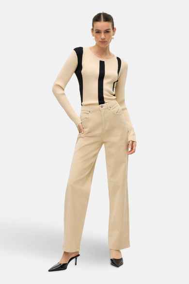 Pantalon écru de VERO MODA, avec des jambes larges et une texture corduroy.