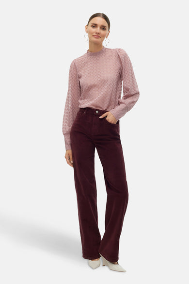 Pantalon Bordeaux de VERO MODA®, avec une texture corduroy et des jambes larges, associé à une blouse rose.