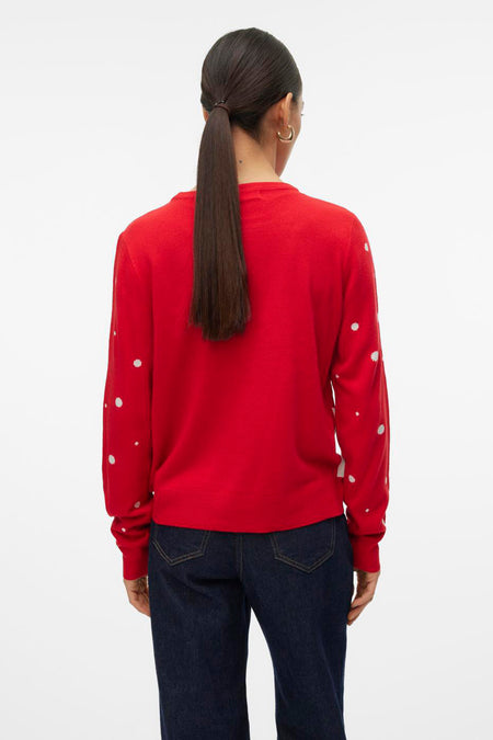 Sweater rouge à col rond de VERO MODA, avec des taches blanches et des manches longues, vu de dos.