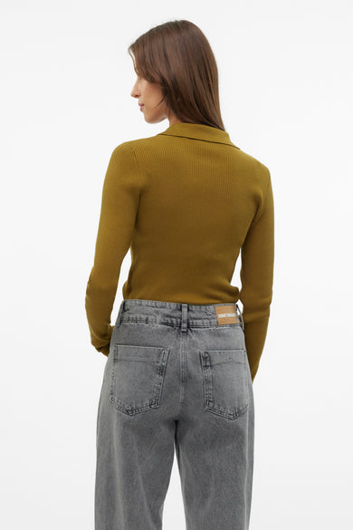 T-shirt vert de Vero Moda, avec des manches longues, une texture rayée et associé à des jeans gris.