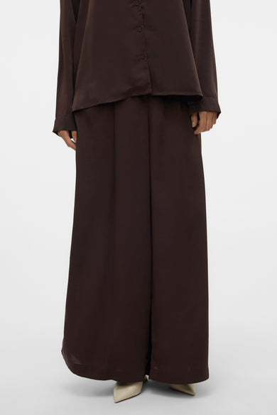 Pantalon brun de VERO MODA, large et terminé par un fini satiné, associé à une chemise satinée brune.