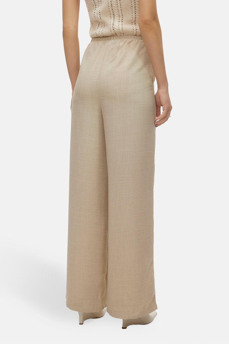 Pantalon beige de VERO MODA, avec des jambes larges et une ceinture élastique.