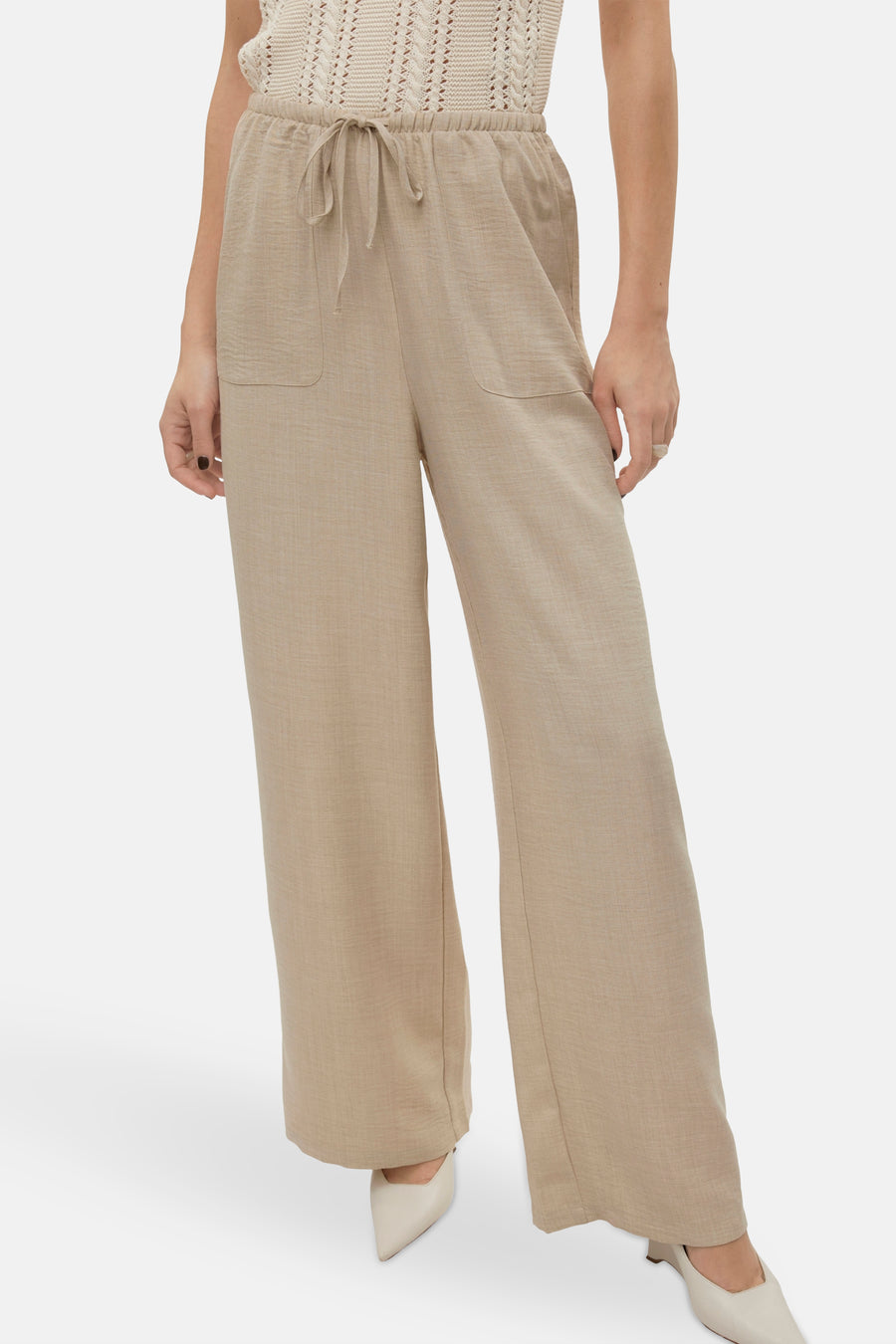 Pantalon beige de Vero Moda, avec des jambes larges et une ceinture élastiquée.