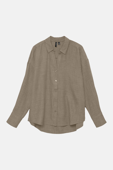 Chemise marron à manches longues de VERO MODA, avec un tissu texturé et une fermeture à boutons.