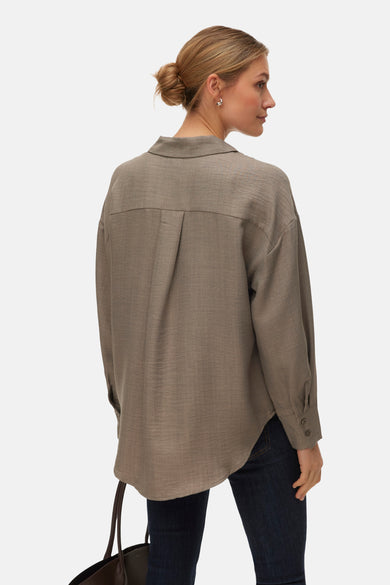 Chemise marron à manches longues de VERO MODA, vue de dos, avec un pli sur le dessus.