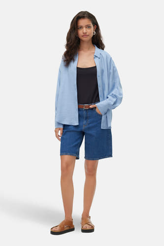 Blauw, lang mouw overhemd van VERO MODA, gedragen over een zwarte top en denim shorts.