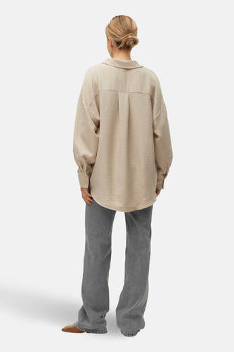Chemise beige à manches longues de VERO MODA, vue de dos, avec pantalon long et chaussures marron.
