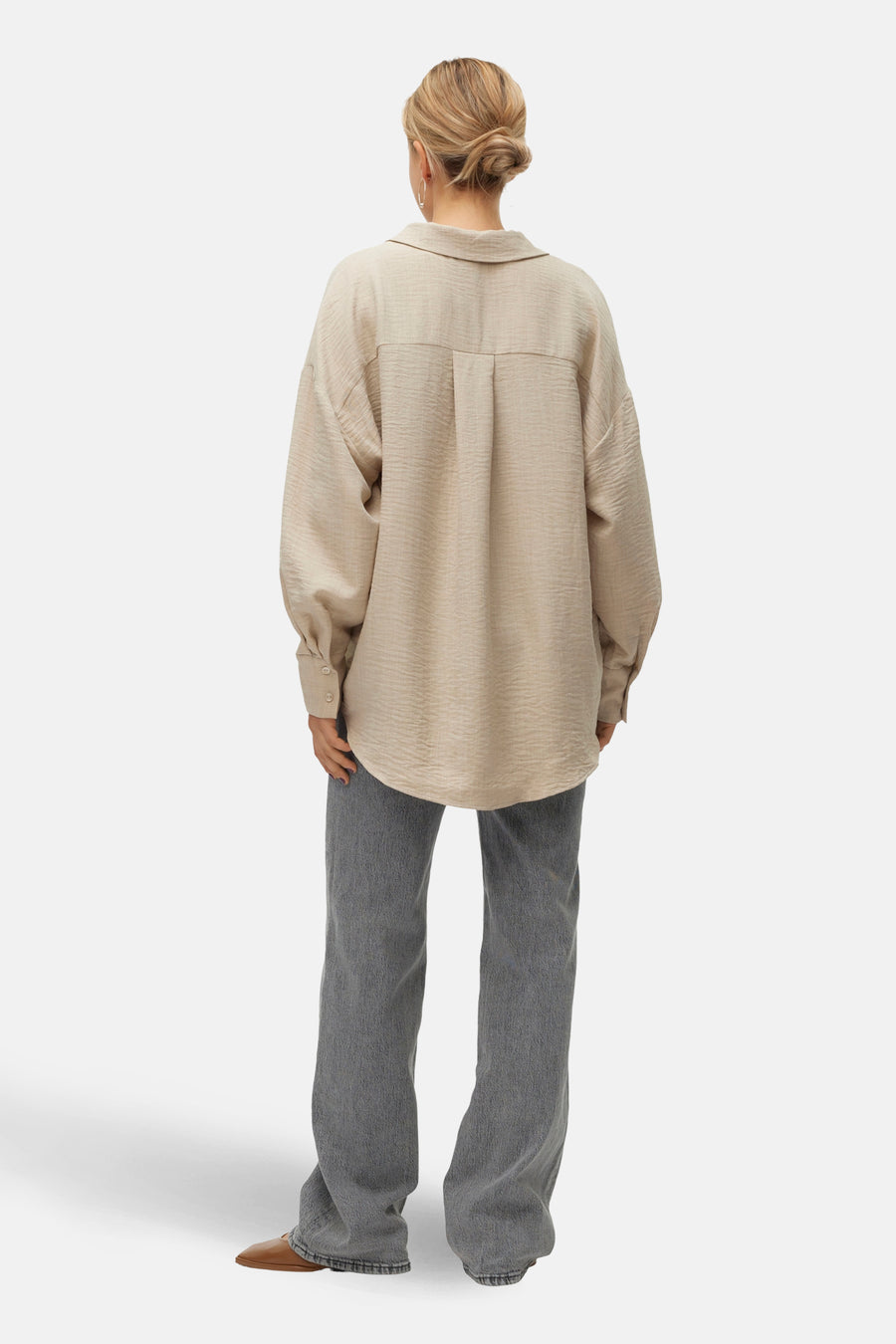 Chemise beige à manches longues de VERO MODA, vue de dos, avec pantalon long et chaussures marron.