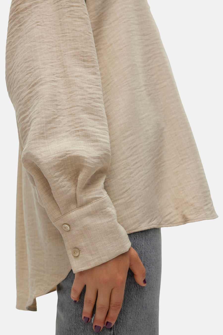 Chemise beige à manches longues de Vero Moda, avec détails de boutons aux poignets et une texture subtile.