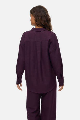 Chemise bleue à manches longues de VERO MODA®, vue par derrière, avec plis et poignets.