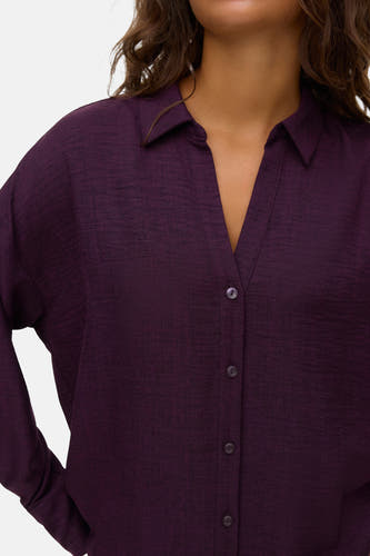 Bleu marine, chemise à manches longues de VERO MODA, avec col boutonné et une douce texture.