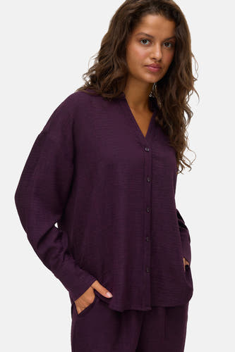 Chemise bleue à longues manches de VERO MODA®, avec fermeture à boutons et texture.
