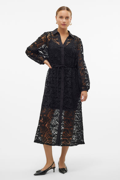 Robe noire à longues manches de VERO MODA®, avec des détails bordés et une fermeture à boutons.