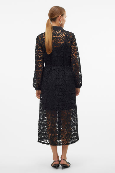 Robe noire à longues manches de VERO MODA, avec un motif de feuille en dentelle et une ceinture à la taille.