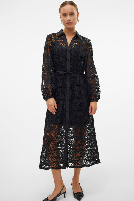 Robe noire à longues manches de VERO MODA, avec un motif floral en dentelle et une ceinture.